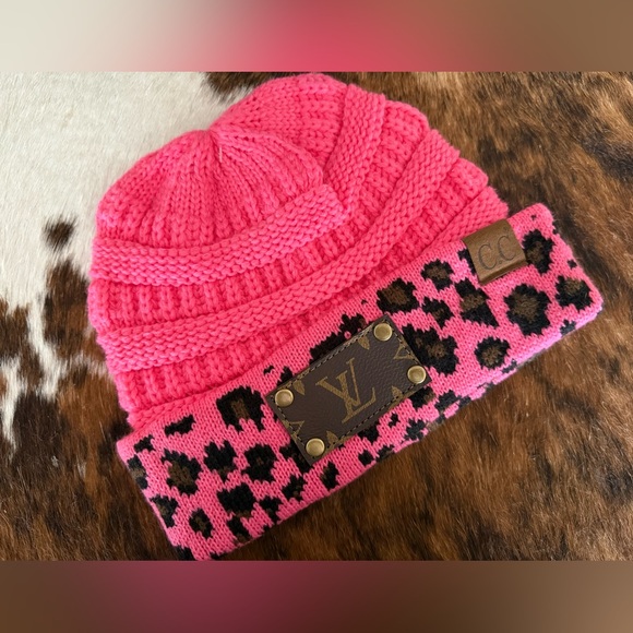 NWOT Keep It Gypsy Genuine Leather Design Patch Pink Leopard CC Beanie Hat - Picture 1 of 4
